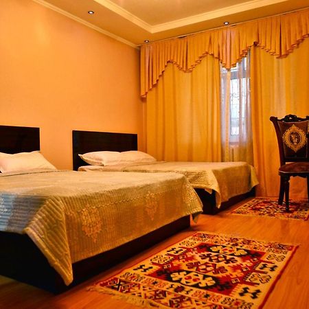 Astoria B&B Osh Bagian luar foto