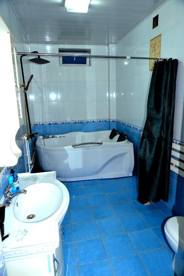 Astoria B&B Osh Bagian luar foto