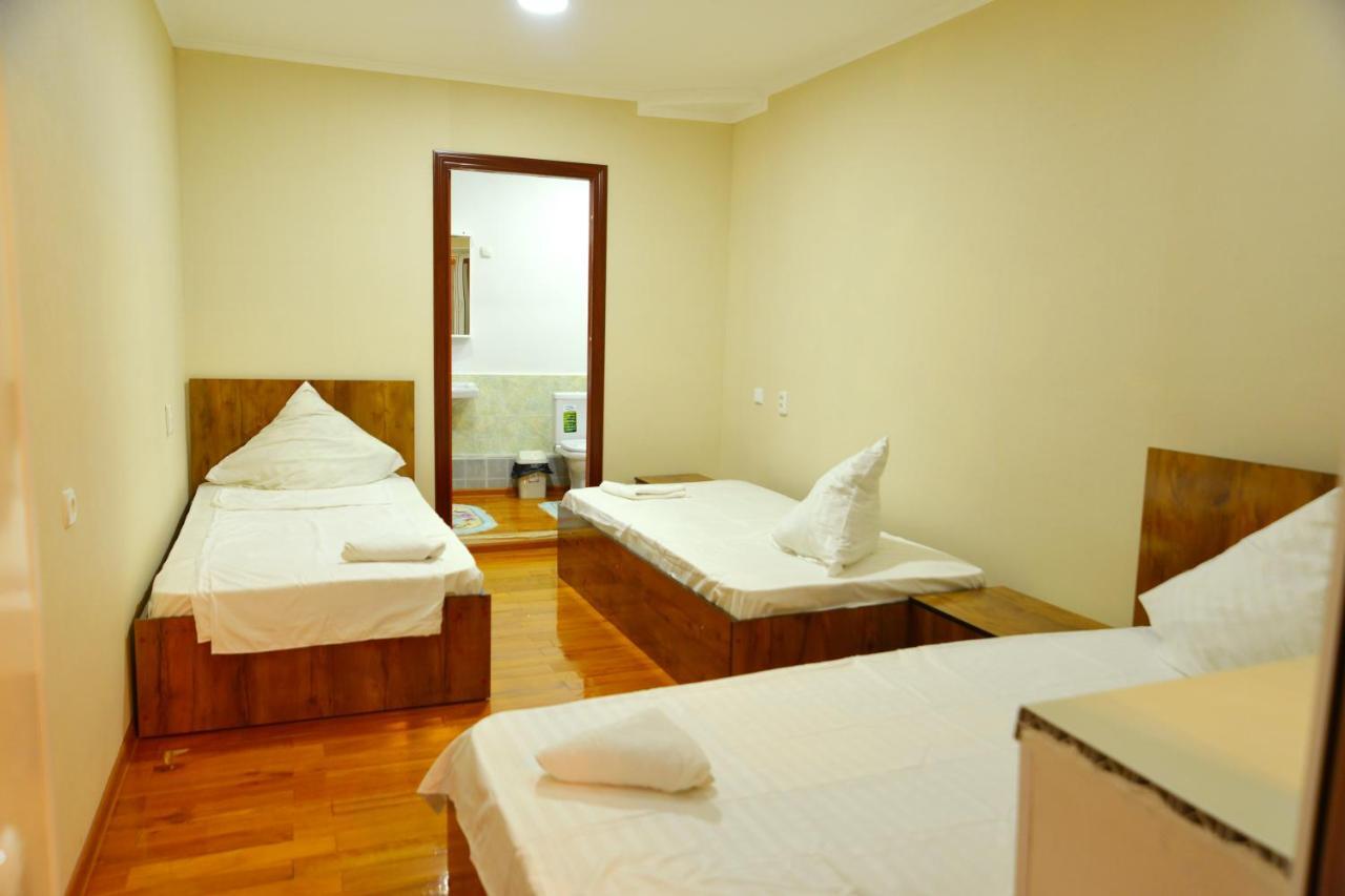 Astoria B&B Osh Bagian luar foto