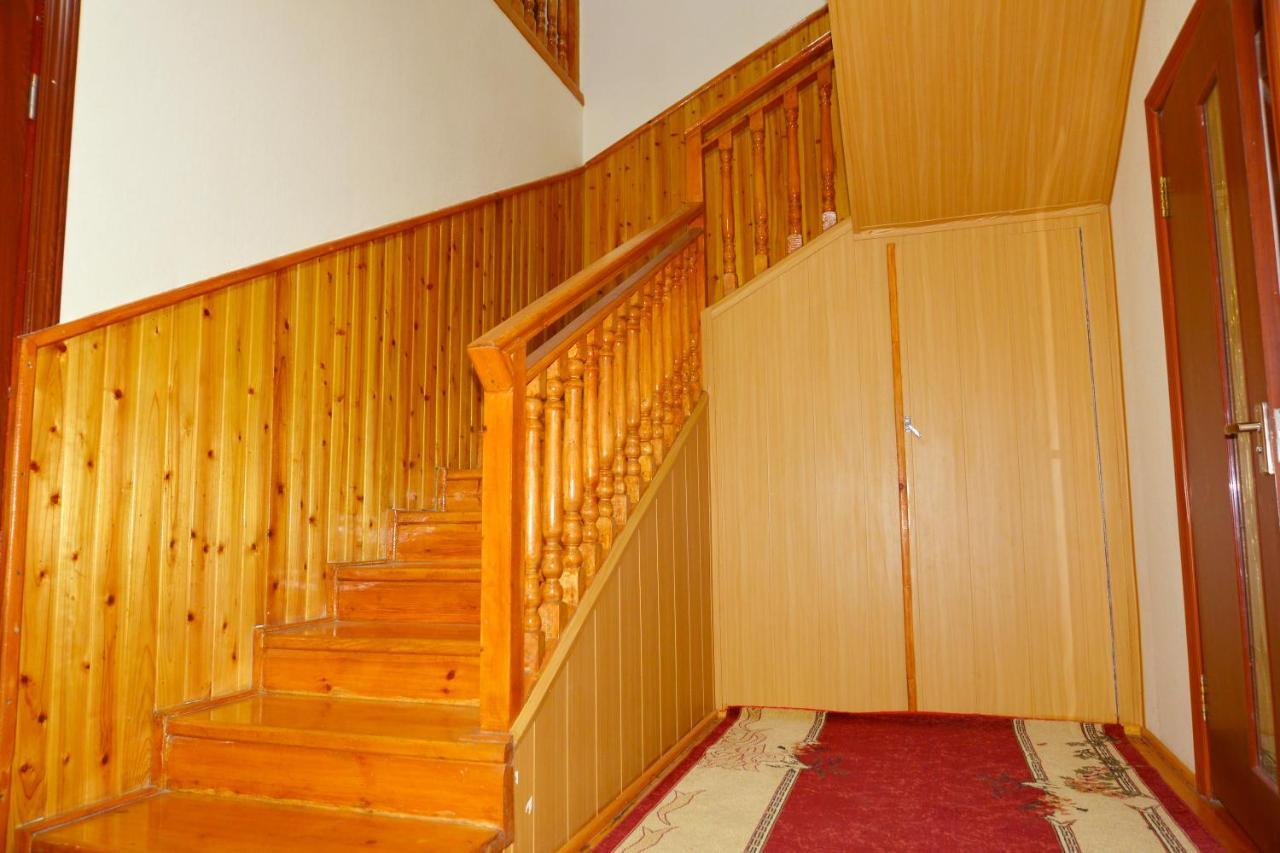 Astoria B&B Osh Bagian luar foto