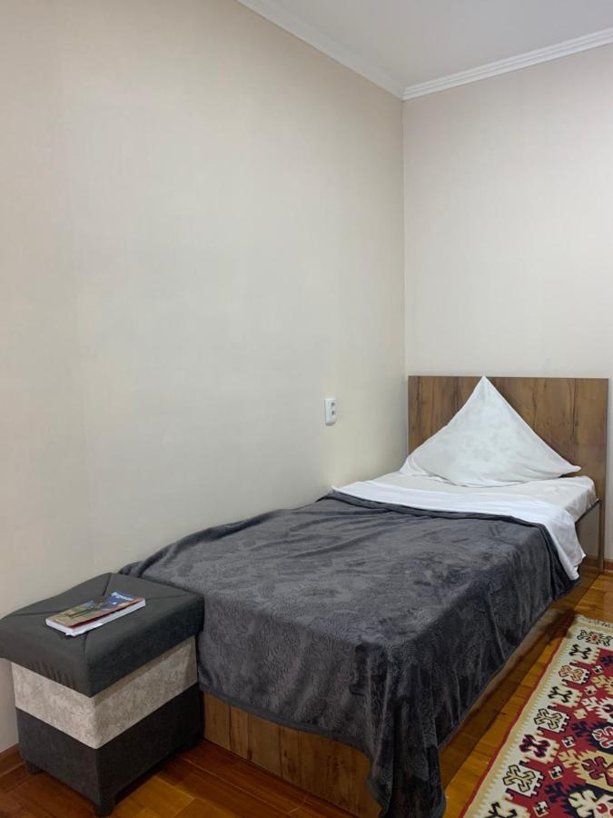 Astoria B&B Osh Bagian luar foto